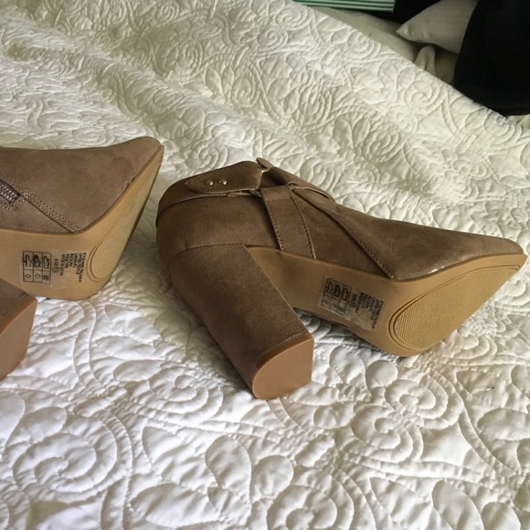 Faux Suede High Block Heel Ankle Boots - Cutout - Picture 7 of 7